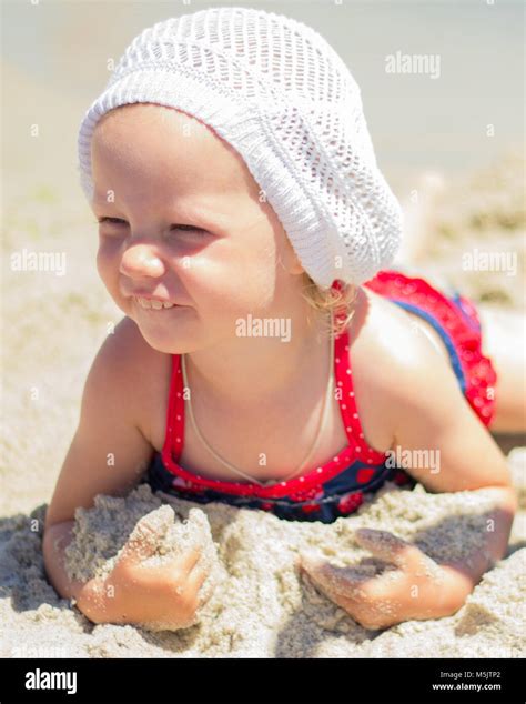 babe girl swimsuit lying Fotos und Bildmaterial in hoher Auflösung Alamy