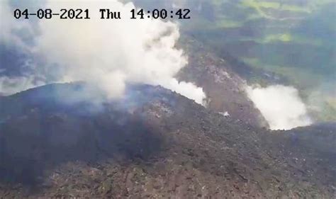 St Vincent Volcano Eruption Thousands Flee As Caribbean Volcano