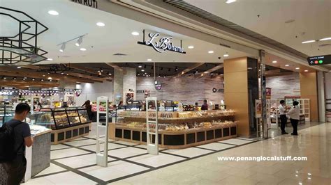 After 9 months of revamping, queensbay mall has unveiled its refurbished food court, queens hall with an exciting, sweeping, quality food structured and conceptualized to exude the essence of the pearl of orient. Nice Food Court And Newly Renovated AEON Supermarket In ...