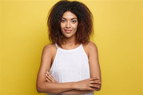 Portrait De La Belle Belle Femme Afro Américaine Posant Les Bras