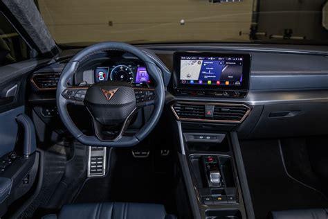 Krachtig dankzij de hybride aandrijving, waarmee je tot 58 km volledig elektrisch rijdt. Cupra Formentor - AutoWeek.nl
