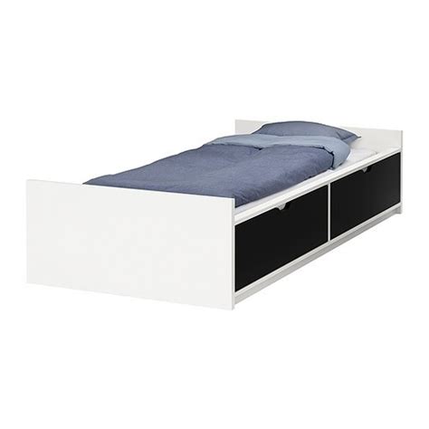 Il letto può essere rifinito con la mensola plano, un comodo comodino sospeso laccato da fissare al telaio del letto, che si può scoprire all'interno dell'armadio del tessuto e della fase del letto. FLAXA Struttura letto con contenitore - IKEA