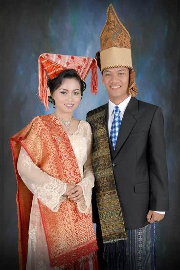 Pakaian Tradisional Sumatera Utara