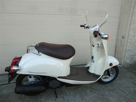 Early models enjoyed a bit of popularity starting back in 2002, but that took a hit with the changes made for the '13 models up. 1000+ images about Honda Metropolitan Colors on Pinterest ...