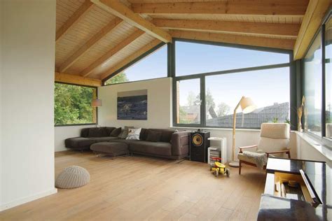 Luxus design haus modern in hanglage mit flachdach, garage & putz glas fassade im bauhausstil bauen, einfamilienhaus grundriss offen, 6 zimmer, 310 qm gross, grosse pool terrasse. Der Wohn-, Ess- und Küchenbereich befindet sich im ...