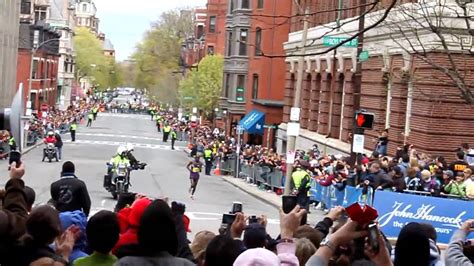 Il fait partie du world marathon majors , compétition regroupant six marathons majeurs. Robert Cheruiyot turns onto Boylston Street, Boston ...
