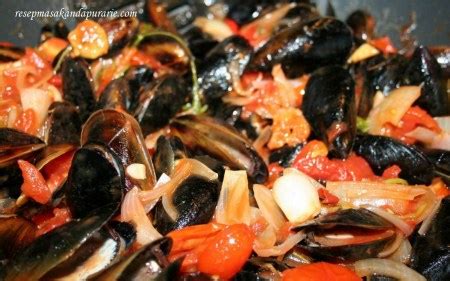 500 gr kerang kupas 6 siung bawang merah 3 siung bawang putih 7 batang bawang daun 15 cabe rawit 2 buah tomat 1 ruas lengkuas kecap manis secukupnya 1 bungkus saus tiram (saya pakai saori) garam, gula. Resep Cara Membuat Kerang Manis Pedas Mudah dan Enak ...