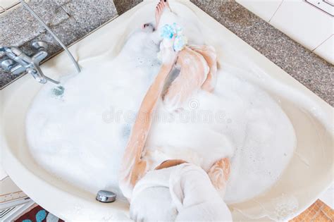 Schönes Junges Mädchen Das In Der Badewanne Duscht Stockbild Bild
