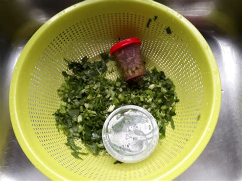 Sebenarnya sop malah termasuk panganan berikut ini kita akan mempelajari beragam cara membuat sop, mulai dari sop bening yang paling sederhana sebelum sop diangkat dari kompor, masukkan tomat, daun bawang, dan seledri. Petua Simpan Daun Sup