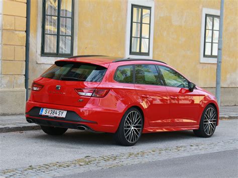 Kombi s označením sportstourer si zachováva klasické tvary. Seat Leon ST Cupra 290 TSI DSG - Testbericht
