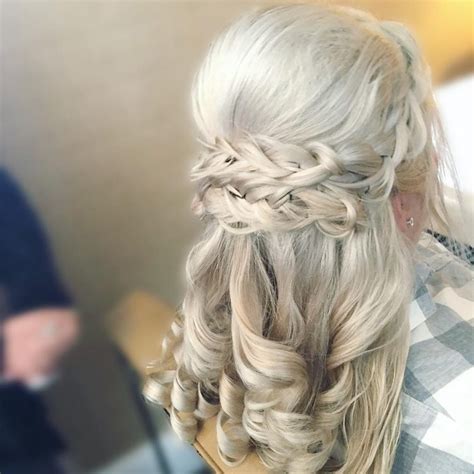 You wouldn't dare to steal the limelight from your daughter on her big day but you need to look 10. Mother of the Bride Hairstyles: 26 Elegant Looks for 2020