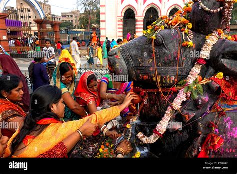 Kolkata West Bengal India 4th Mar 2019 Hindu Devotees Seen Pouring Milk And Water On The