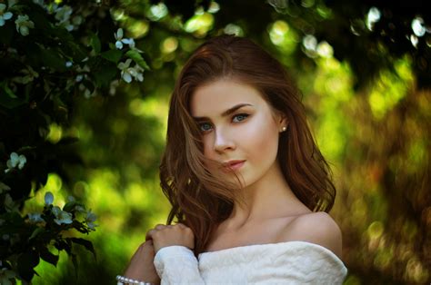 壁纸 妇女 黑发 长发 蓝眼睛 肖像 头发在脸上 裸露的肩膀 珍珠耳环 眼影 花卉 看着观众 Vladislav Opletaev 户外户外 2000x1325