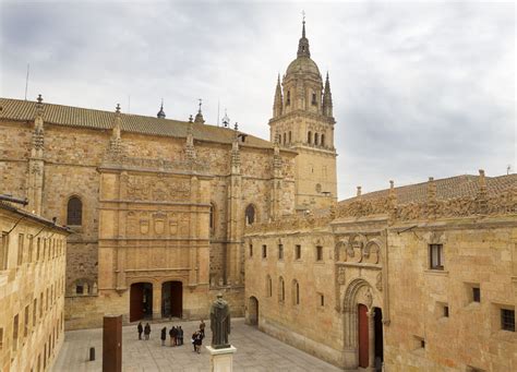Su sede central se encuentra en la ciudad de salamanca, en el estado de castilla y león, españa. Salamanca- Fachada de las Escuelas Mayores de la Universidad