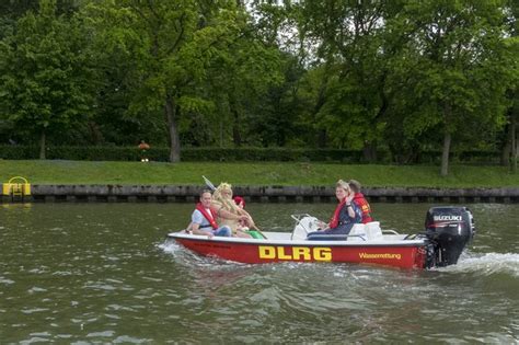 De**40 / 400 ‍605 60. Bootstaufe am Kanal: Neues Rettungsboot für die DLRG ...