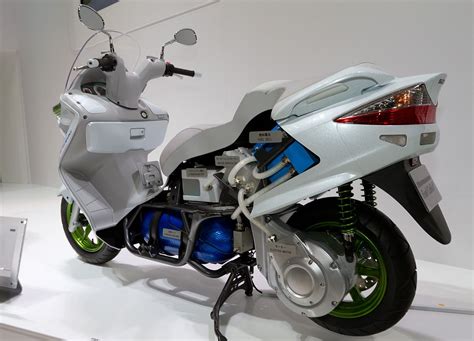 Explore the full lineup of suzuki motorcycles, compare bikes, explore features and specs, and why suzuki? File:Suzuki Burgman Fuel Cell cutaway model 2011 Tokyo ...