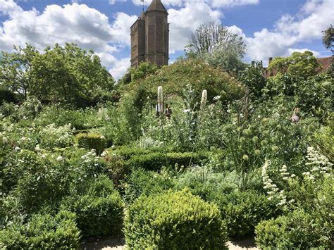 The white garden of sissinghurst castle ist ein weltweit äußerst bekannter weißer garten: Sissinghurst Castle Garden | Beet-Wunderung für Garten