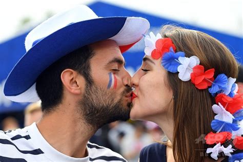 サッカー欧州選手権開幕、会場でキスする仏サポーター 写真4枚 国際ニュース：afpbb news