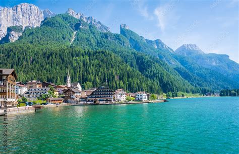 Foto Stock Alleghe Bellunoitaly A Charming Mountain Village Located