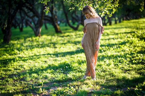 무료 이미지 나무 숲 잔디 소녀 목초지 햇빛 잎 꽃 여름 여자 모델 녹색 청소년 가을 금발의 시즌 옥외 아름다움 아름다운 스타일