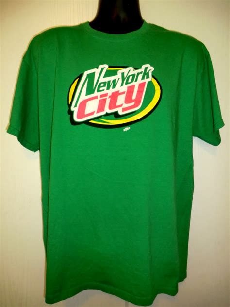 Create a truly personal gift. Souvenir New York City NYC T-Shirt Size Large Manhattan