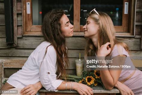 two gay girls kissing photos et images de collection getty images