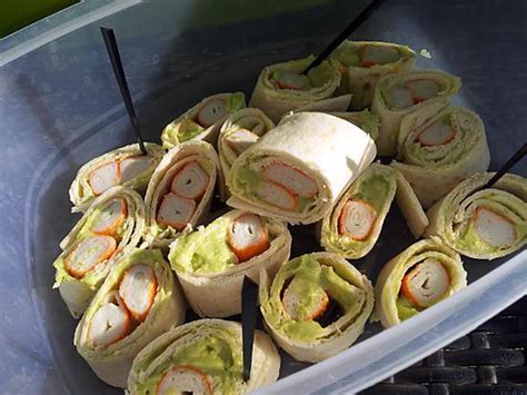 Quel plaisir de se retrouver sur un coin d'herbe entre amis ou en famille pour déguster salades, viandes froides et autres petits plats. Recette de Maki de Wrap pique-nique au surimi et avocat