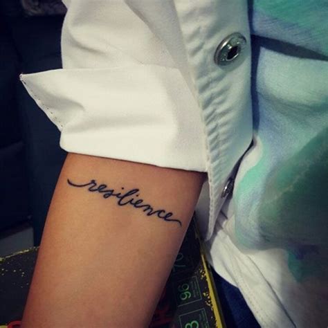 Desde diseños tribales, maoríes y geométricos, hasta tatuajes de animales, frases y figuras, son las que puedes plasmar en esta extremidad alargada de tu cuerpo. Pin em Tattoo