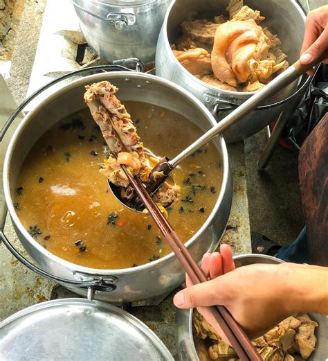 Today, we're covering bak kut teh, a hot sizzling pot of wholesomeness that's not only good for the rainy weather but in fact, for any time at all! Eat Drink KL: Yi Xin Ge Bak Kut Teh: Hakka-Style Herbal ...