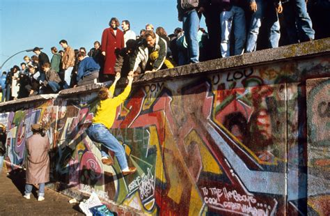 柏林墙倒塌发生在1989年11月9日，是世界历史的关键事件