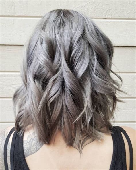 Find out which hairstyle you will be choosing for your next trip to the salon. Pelo gris platinado, el color de moda - Mujer Chic