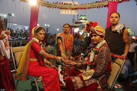 Hundreds Of Fatherless Brides In India Tie The Knot Daily Mail Online