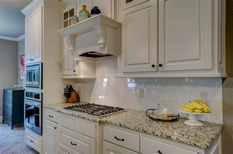 Es por esta razón que a continuación os vamos a dejar una lista con todo lo que deberíais comprar de nuevo, a buenos precios, para renovar la cocina por completo. Renovar la cocina - En poco tiempo y con poco presupuesto