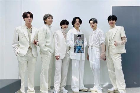 Bisa jawab semua gk jangan lupa komen nilai. ARMY Kena Prank? Suga BTS yang Tampil di MAMA 2020 ...