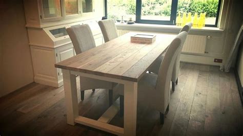 Mooie houten tafel, enkele gebruik markeringen maar verder in erg goede staat. York eettafel met witte poten en donker gerookt blad. Op ...