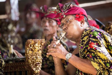 Bali Indonesia December 242014 Musician Play Traditional Ba