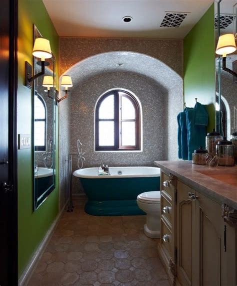 Bad streichen ist spezielle farbe im badezimmer notwendig. kleine und moderne badezimmer mit badewanne blau_coole ...