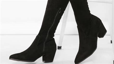 إذا رأت المتزوجة أنها تلبس حذاء أسود في المنام فإن ذلك يرمز إلى حمل قريب. تفسير حلم حذاء اسود , تفسير العلماء لرؤيه الحذاء الاسود في الحلم - شوق وغزل