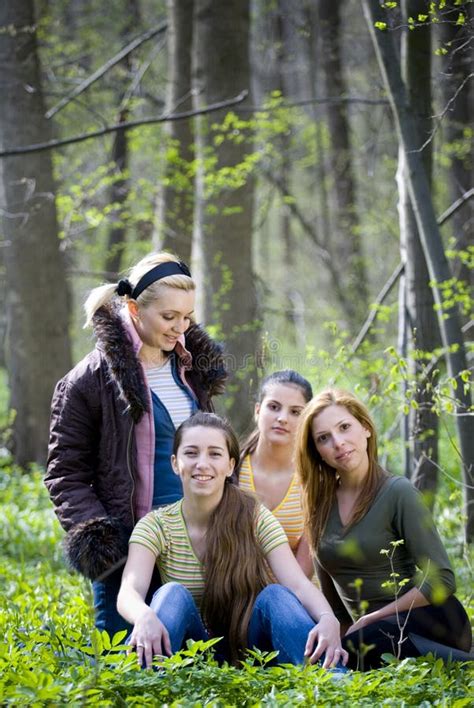 Adolescentes En El Bosque Foto De Archivo Imagen De Amigos