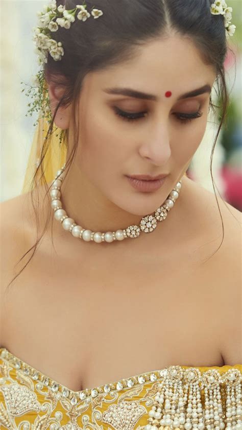Kareena Kapoor In Bridal Wedding Outfit 4k Ultra Hd Mobile Wallpaper Kareena Kapoor Wedding