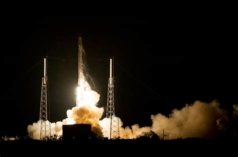Spacex designs, manufactures and launches the world's most advanced rockets and spacecraft. SpaceX launches Dragon to space station as rocket targets but fails at first landing | collectSPACE