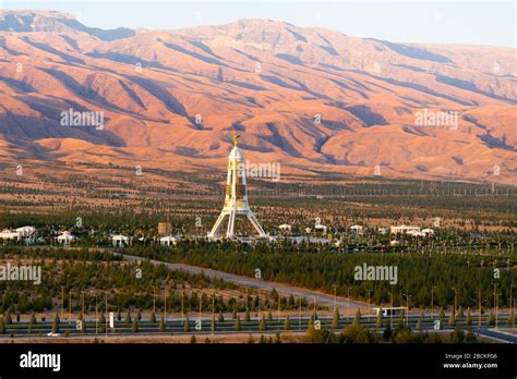 Kopet Dag Sierra y Monumento de neutralidad en Ashgabat Turkmenistán