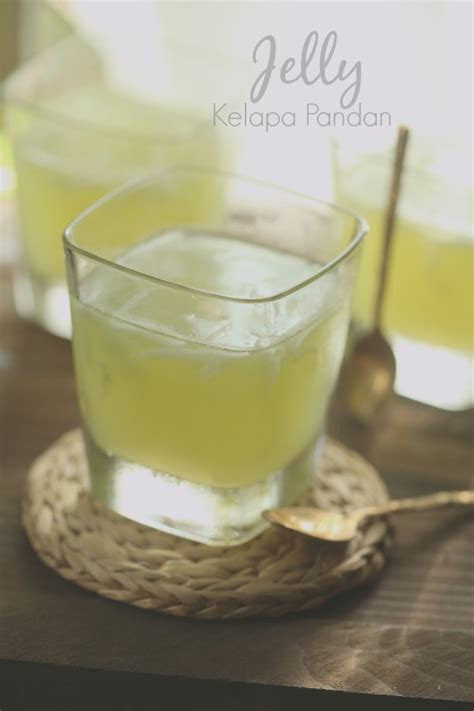 Tidak usah lapisan jelly santan juga tidak apa2 cukup jelly kelapa muda aja sudah sedap. Jelly Kelapa Pandan lembut dan harum! - masam manis