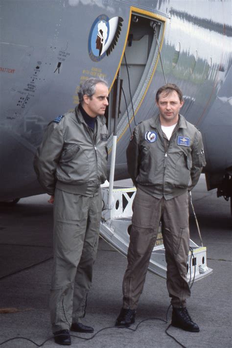 Het belgisch militair tijdschrift is een periodiek informatietijdschrift dat zich richt tot officieren en tot militaire en burgerlijke autoriteiten. VLAGES, c'est du belge ! | Hangar Flying vzw