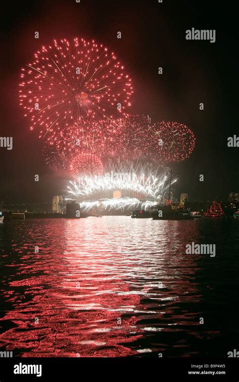 Sydney New Years Eve Fireworks Over The Harbour Bridge Stock Photo Alamy