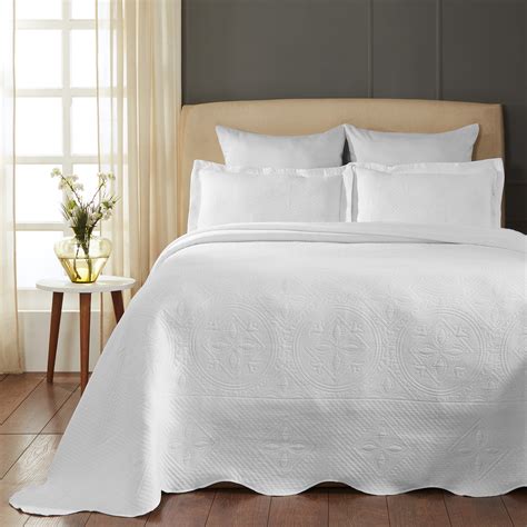 Impressions 100 Percent Cotton Celtic Circle Scalloped Matelasse Bedspread King White