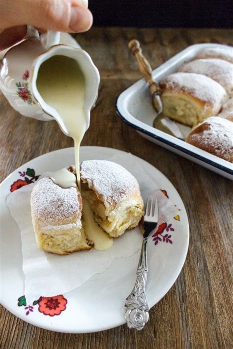 Egal ob die sachertorte mit wohlschmeckender marillenmarmelade gefüllt wird oder üppige cremetorten auf den kaffeejausentisch kommen: Rezept für Buchteln mit Bratapfel-Käsekuchen-Füllung - Hey ...
