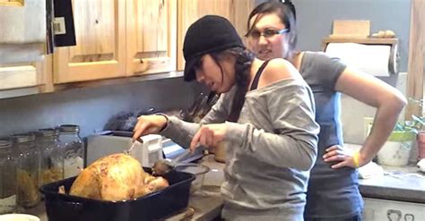 She Starts To Take The Stuffing Out Of A Turkey What She Finds Yikes