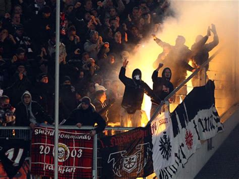 1 makoto hasebe (mc) eintracht frankfurt 6.0. Frankfurter Hooligans überfallen Freiburger Fans | Goal.com