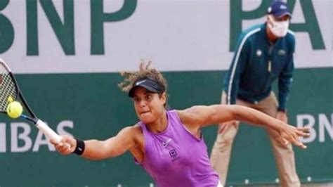 وتعد شريف أول مصرية تبلغ الدور الثاني من البطولات الأربع الكبرى في كرة المضرب حيث خاضت. بوابة روز اليوسف | الأهلي يجدد عقد ميار شريف لاعبة التنس